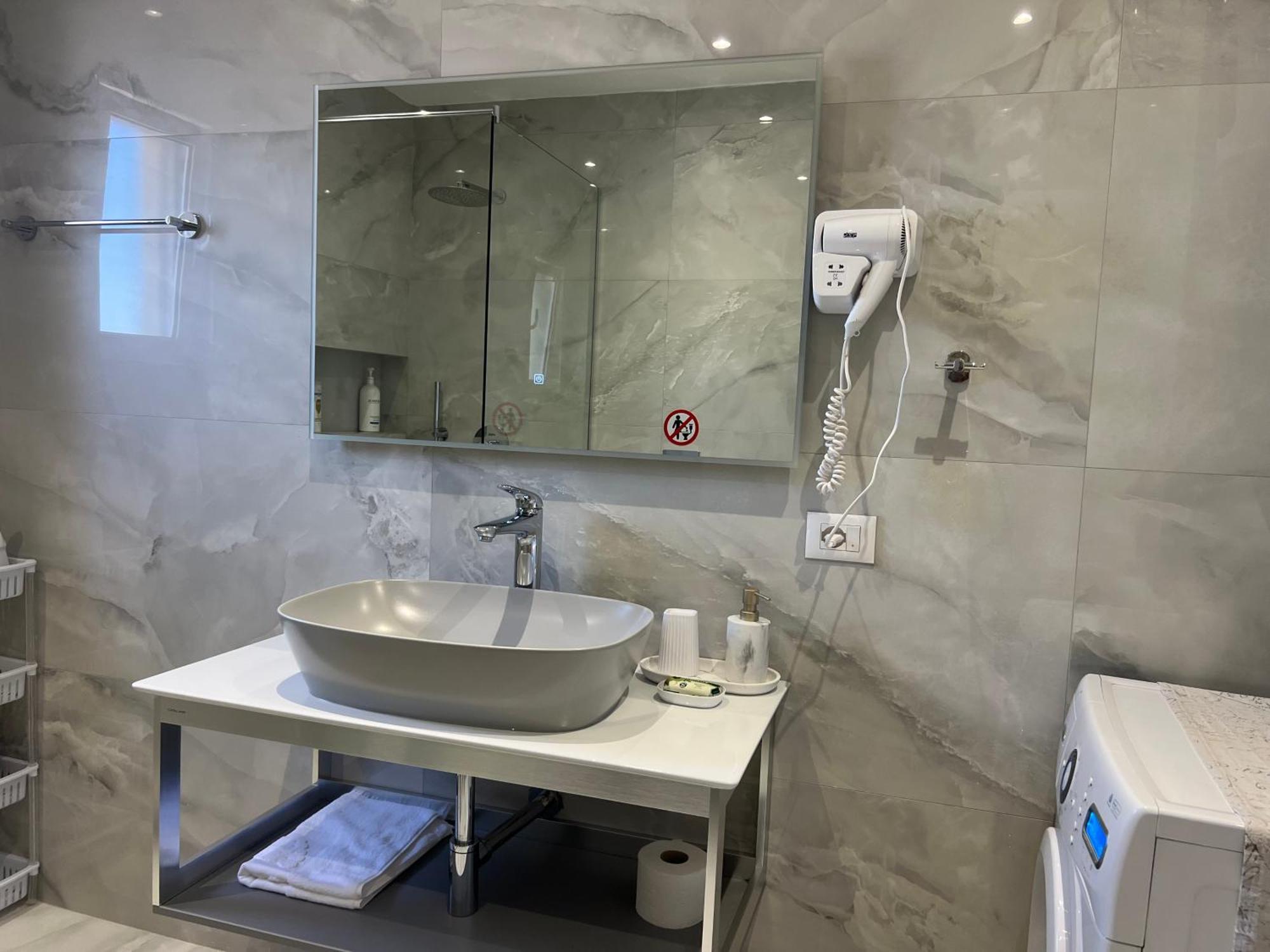 Center View Luxury Apartment Тирана Екстер'єр фото